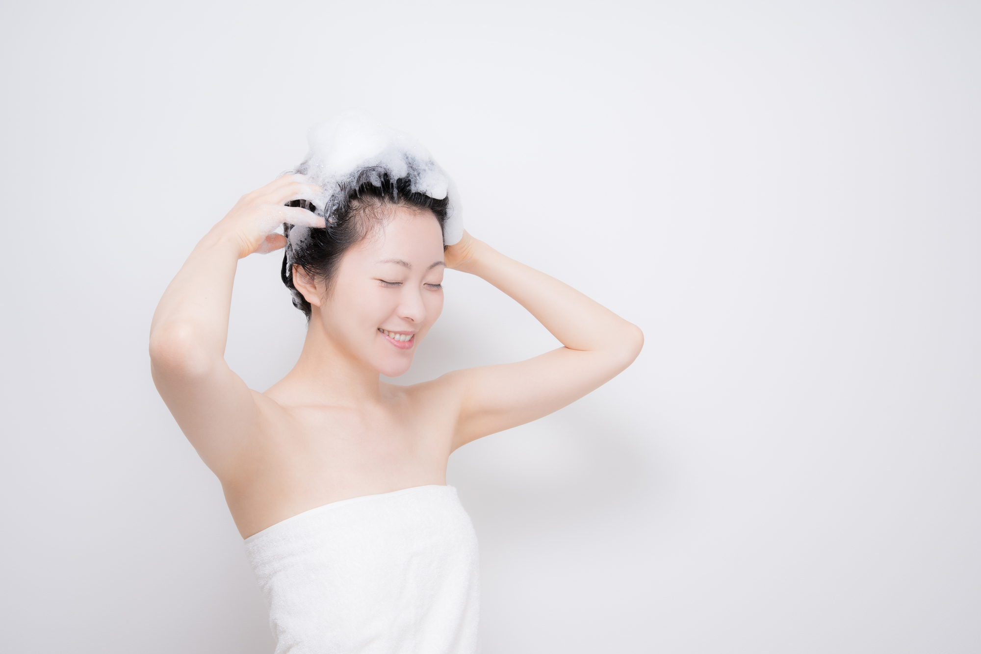 髪の毛を洗う女性