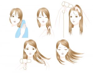 髪の毛を乾かす女性