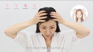 頭皮マッサージをする女性